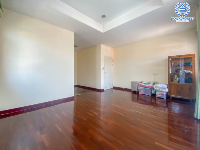 *****บ้านเดี่ยวมือสองย่านกรุงเทพฯ ม.ธนาสิริ รัตนาธิเบศร์ เนื้อที่กว้างขวางมากถึง 54.4 ตร.ว. ฟังก์ชัน 3 ห้องนอน 3 ห้องน้ำ ที่จอดรถ 2 คัน ภายในสภาพสวย พร้อมเข้าอยู่อาศัย บนทำเลเดินทางสะดวก ใกล้รถไฟฟ้าสายสีม่วง "สถานีบางรักใหญ่" และจุดขึ้น-ลงทางด่วน "กาญจณาภิเษก"